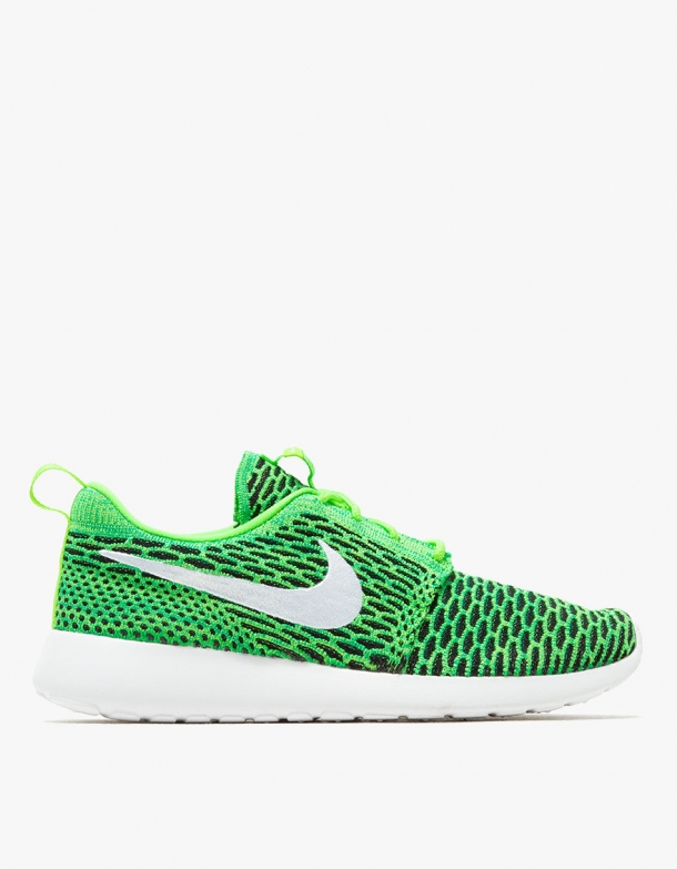 Nike Roshe One Flyknit in Green