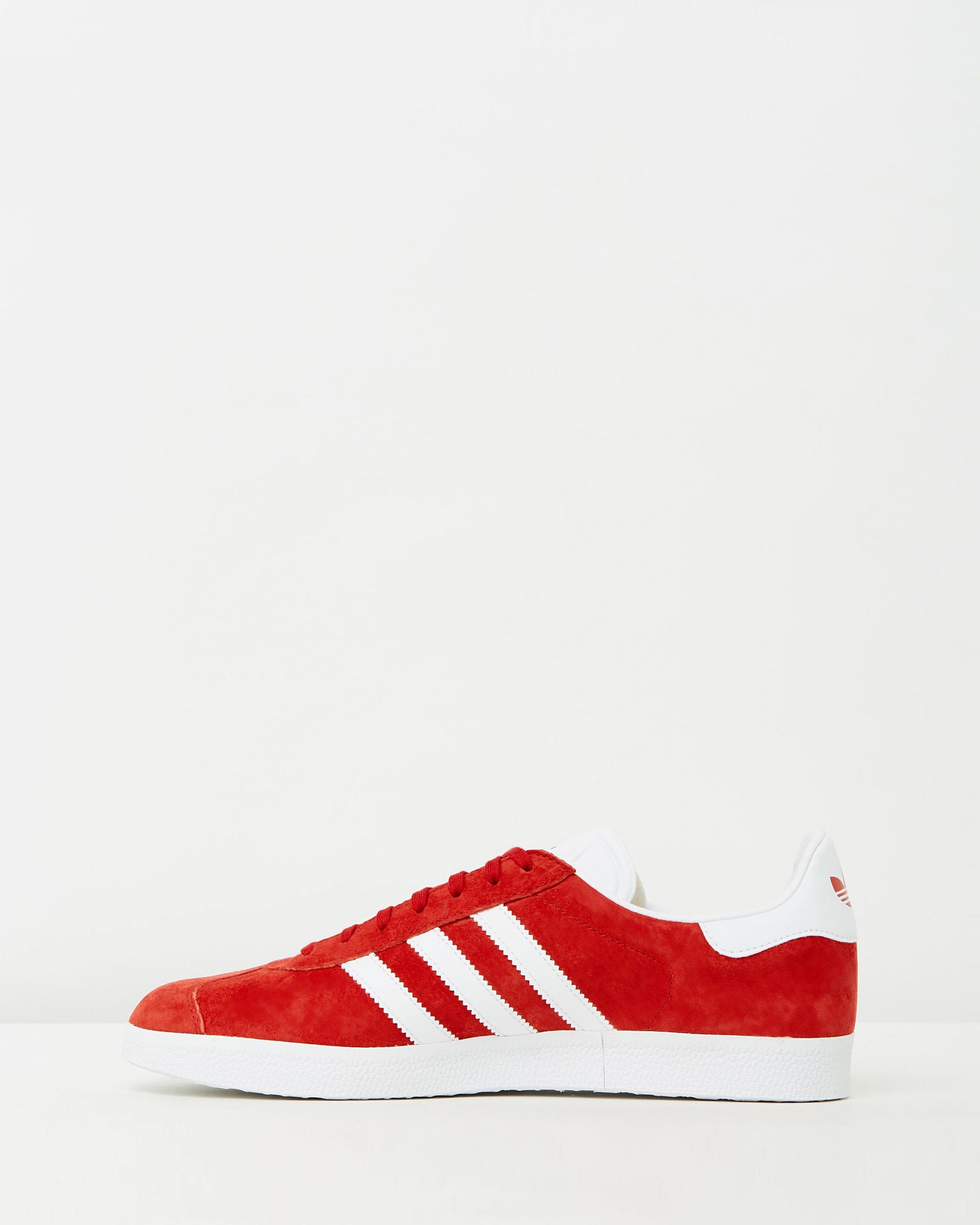 red sports shoes mens
